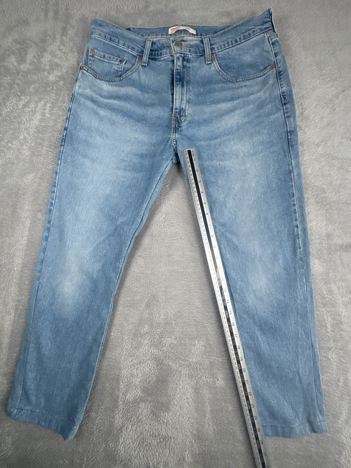 Signature Levi's Light Blue Denim Jeans W34