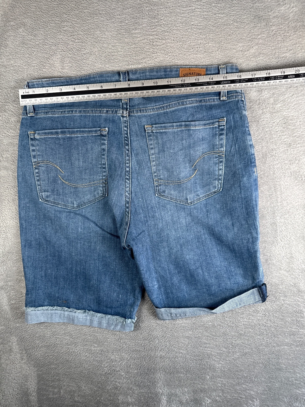 Levi's Signature Mid Rise Bermuda Shorts Blue Denim W31