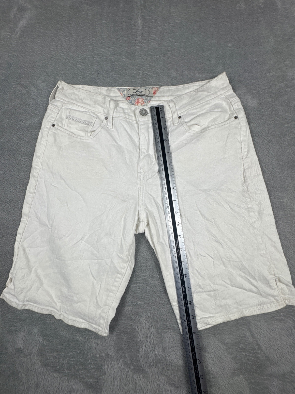 Levi's White Denim Bermuda Shorts W30 (approx)